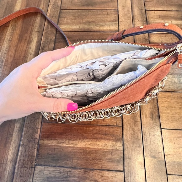 NWT INC Camel Lizard Crossbody bag with Gold tone chain in front - Picture 12 of 14